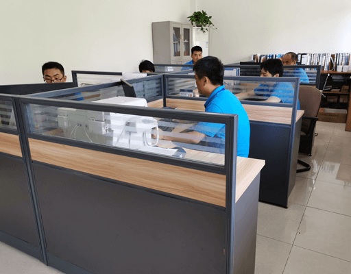 工程師正在研發(fā)模具